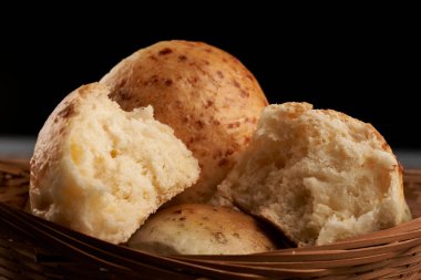 Salam ve peynirle tatlandırılmış ekmek.