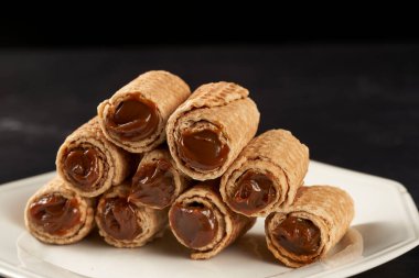 Cubanitos ve dulce de leche. Kübalılar, Arjantin 'de tipik bir şekilde dondurmalı koniye benzeyen hamur silindirleridir. Şili 'de onlara cuchufli denir..