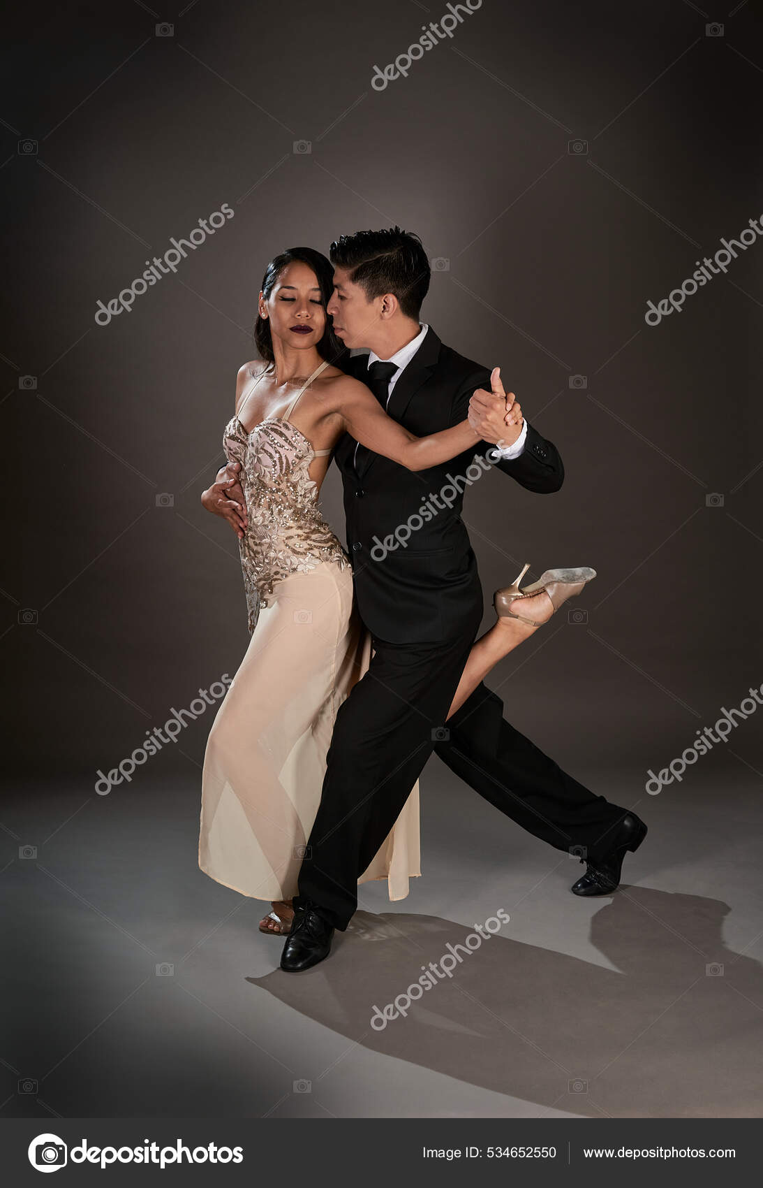 Estúdio Atirar Mulher Latina Asiático Homem Dançando Tango Salão — Foto ©  gabrielpazph #534652550, image size:1093x1700