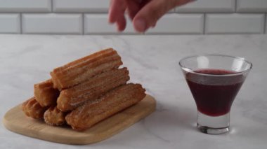 4k Video Ahududu sosuna batırma