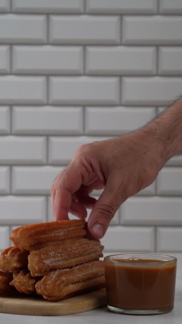 Vertical Vídeo Vídeo Mergulhando Churro Dulce Leche — Vídeo de Stock