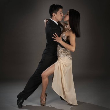 Tango bir çift Latin kadın ve Asyalı adam