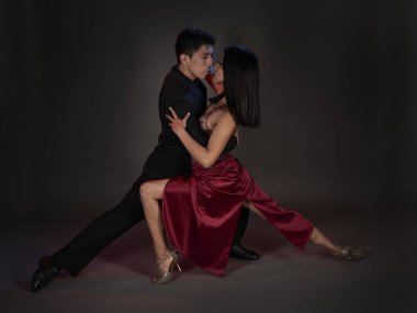 Tango bir çift Latin kadın ve Asyalı adam