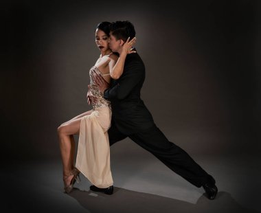 Tango bir çift Latin kadın ve Asyalı adam