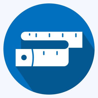 Teyp Simgesi yumuşak mavi arkaplanda izole edilmiş modaya uygun uzun gölge biçimi ile ölçülüyor