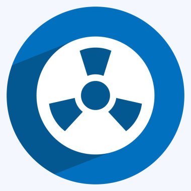 Yumuşak mavi arkaplanda izole edilmiş uzun gölge biçiminde radyoaktif bölge simgesi