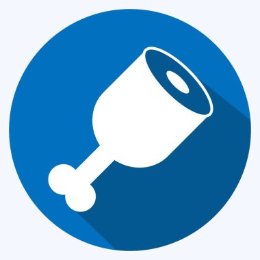 Yumuşak mavi arkaplanda izole edilmiş modaya uygun uzun gölge biçiminde pişirilmiş jambon simgesi