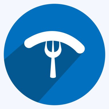 Sausage on Fork Simgesi üzerinde yumuşak mavi arkaplanda izole edilmiş uzun gölge tarzı