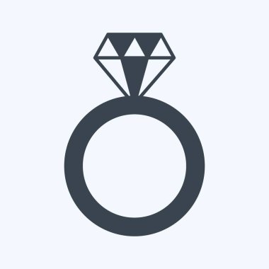 Moda kabartma biçiminde elmas yüzük simgesi yumuşak mavi arkaplanda izole