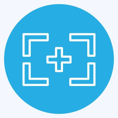 Yumuşak mavi arkaplanda izole edilmiş modayı mavi gözlere odakla