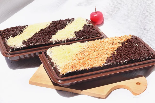 自家製グルテンフリーブラウニーのスタックチョコレートとチーズのグレージング — ストック写真