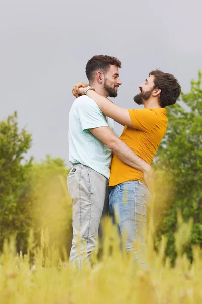 Joven pareja gay, abrazándose en el parque —  Fotos de Stock