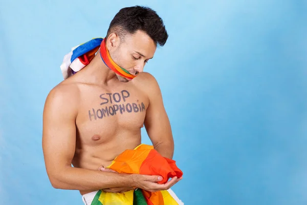 胸に抗議のメッセージを持つゲイの男の創造的な肖像画は 悲しいことに誇りの旗を見て 高品質の写真 — ストック写真
