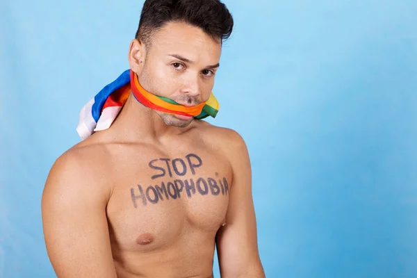 胸に抗議のメッセージを胸にゲイの男の創造的な肖像画 誇りフラグでギャグ 高品質の写真 — ストック写真