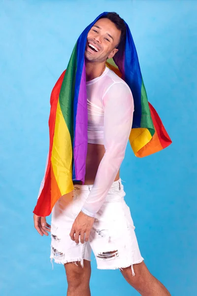 ゲイの男は頭の上にプライドの旗で笑ってる青い背景 そうだ 高品質の写真 — ストック写真