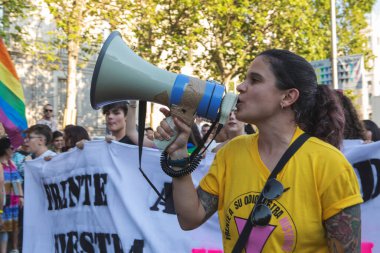 Madrid, İspanya, 9 Temmuz 2022. Madrid Onur Yürüyüşü 2022. Şehrin ana caddelerinden birinde yürüyen insanlarla birlikte. - Evet. Yüksek kalite fotoğraf