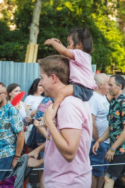 Madrid, İspanya, 9 Temmuz 2022. Madrid Onur Yürüyüşü 2022. Şehrin ana caddelerinden birinde yürüyen insanlarla birlikte. - Evet. Yüksek kalite fotoğraf