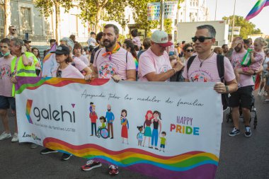 Madrid, İspanya, 9 Temmuz 2022. Madrid Onur Yürüyüşü 2022. Şehrin ana caddelerinden birinde yürüyen insanlarla birlikte. - Evet. Yüksek kalite fotoğraf