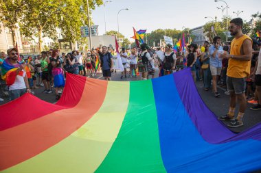 Madrid, İspanya, 9 Temmuz 2022. Madrid Onur Yürüyüşü 2022. Şehrin ana caddelerinden birinde yürüyen insanlarla birlikte. - Evet. Yüksek kalite fotoğraf