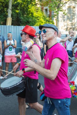 Madrid, İspanya, 9 Temmuz 2022. Madrid Onur Yürüyüşü 2022. Şehrin ana caddelerinden birinde yürüyen insanlarla birlikte. - Evet. Yüksek kalite fotoğraf