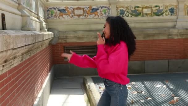 Junges Mädchen Nimmt Tanz Für Ihre Sozialen Netzwerke Auf Hochwertiges — Stockvideo