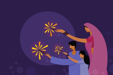 Geleneksel elbiseler giyen aile üyeleri Diwali festivalini havai fişeklerle kutluyorlar
