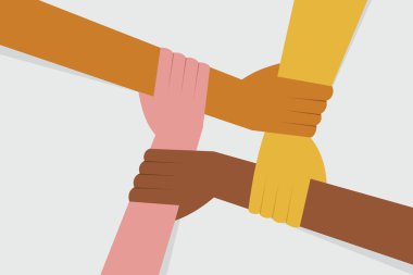 Çok ırklı ellerin diğer ellere yerleştirildiği bir resim. Takım çalışması kavramı