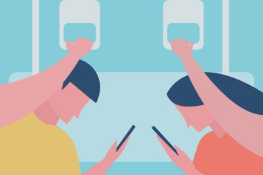 Bir trendeki yolcular cep telefonlarıyla meşgul.