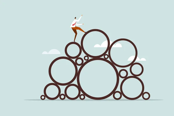 難易度の円のヒープの上に登山ビジネスマンの概念図 — ストックベクタ