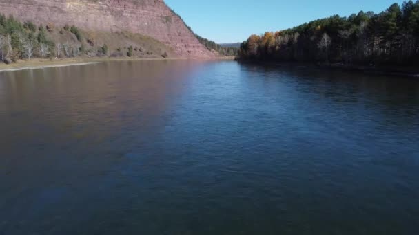 川の上の空中映像 — ストック動画