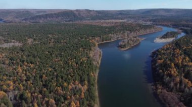 Şamanka nehri üzerindeki sonbahar hava görüntüleri.