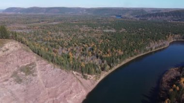 Şamanka nehri üzerindeki sonbahar hava görüntüleri.