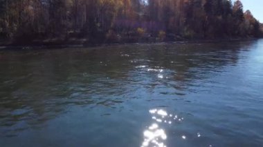 Şamanka nehri üzerindeki sonbahar hava görüntüleri.