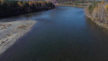 Sibirya nehri üzerinde sonbahar hava görüntüleri