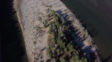 Sibirya nehri üzerinde sonbahar hava görüntüleri