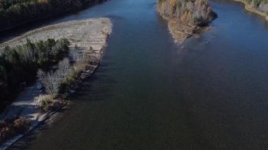 Sibirya nehri üzerinde sonbahar hava görüntüleri