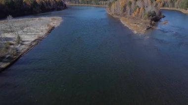 Sibirya nehri üzerinde sonbahar hava görüntüleri