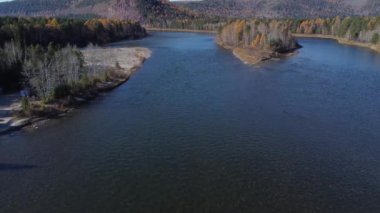 Sibirya nehri üzerinde sonbahar hava görüntüleri