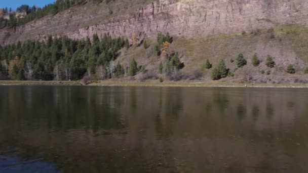 Φθινόπωρο Εναέρια Πλάνα Πάνω Από Τον Ποταμό Shamanka Χωριό — Αρχείο Βίντεο