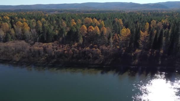 Şamanka Nehri Üzerindeki Sonbahar Hava Görüntüleri — Stok video