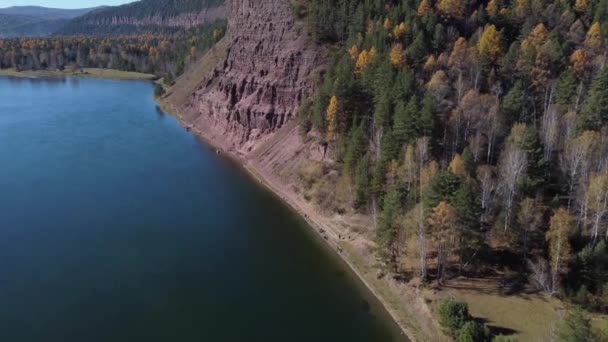 Φθινόπωρο Εναέρια Πλάνα Πάνω Από Τον Ποταμό Shamanka Χωριό — Αρχείο Βίντεο