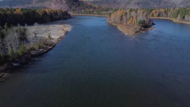 川の島シベリア上の秋の空の映像 — ストック動画