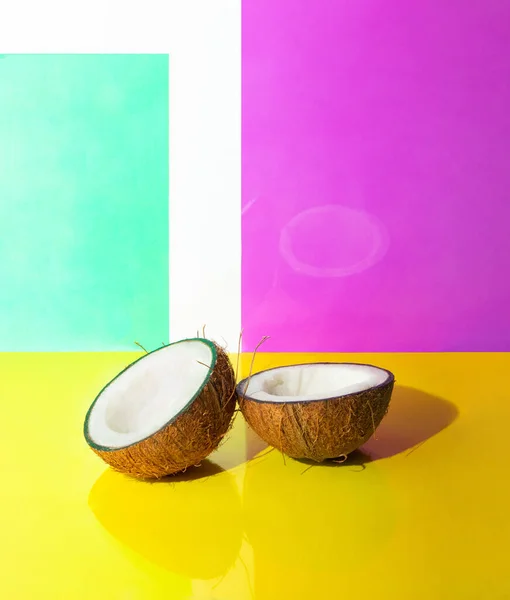 노란색 분홍색 청록색 배경에 코코넛을 곁들인 창의적 아이디어 소수의 이국적 — 스톡 사진