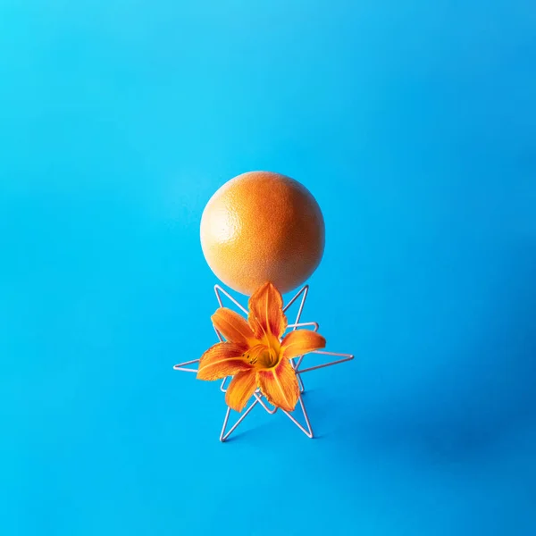 Creatieve Compositie Met Grapefruit Sinaasappel Blauwe Ondergrond Kleurrijk Zomerconcept Minimaal — Stockfoto
