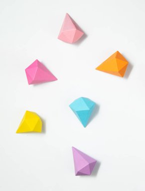 Beyaz arka planda renkli elmas şekilleri. Bolluk konsepti. Eğlence ve oyun fikri.