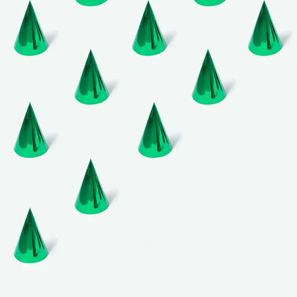 Концепція Мінімалістичної Ялинки Блискучий Зелений Ліс Засніженому Білому Тлі Новорічна — стокове фото