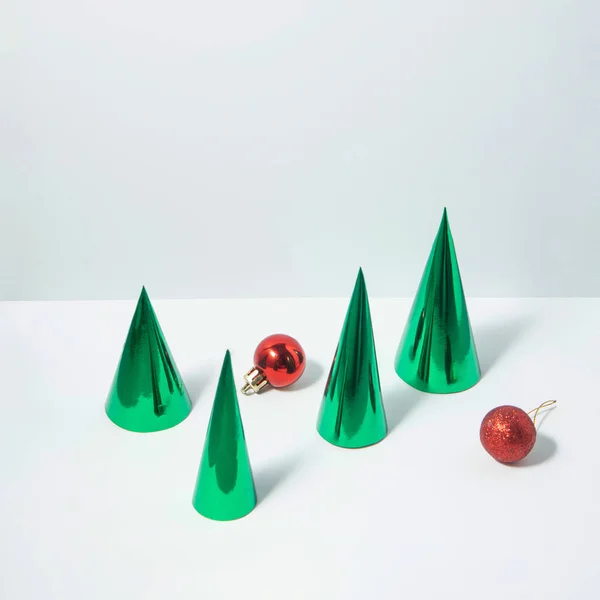 Minimalista Karácsonyfa Dekoráció Koncepció Fényes Zöld Erdő Havas Fehér Háttér — Stock Fotó
