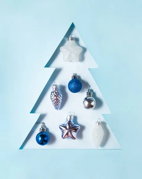 Karácsonyi Baubles Dekoráció Jeges Kék Háttér Karácsonyfa Ötlet Minimalista Újévi — Stock Fotó