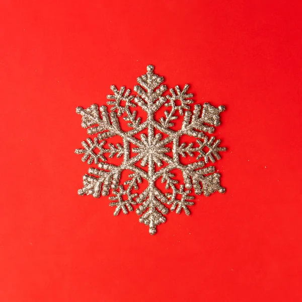 Ασημένια Νιφάδα Χιονιού Κόκκινο Φόντο Μινιμαλιστική Ιδέα Χριστουγέννων Χειμερινές Διακοπές — Φωτογραφία Αρχείου