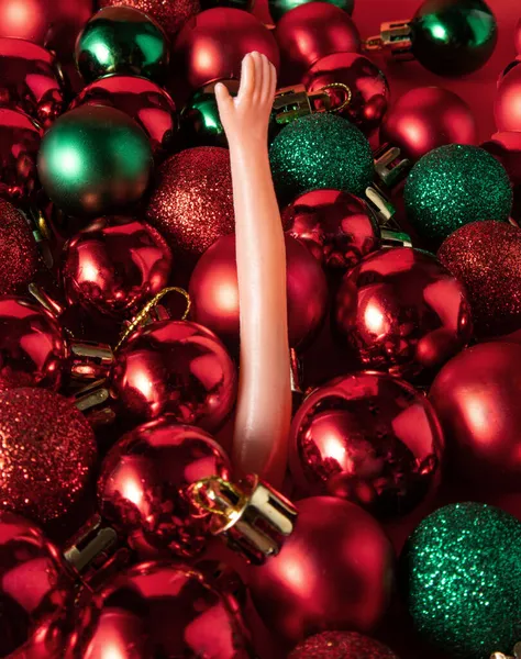 Κούκλα Χέρι Μεταξύ Κόκκινο Και Πράσινο Στολίδια Χριστούγεννα Minimalistic Χριστούγεννα — Φωτογραφία Αρχείου
